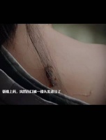 他的手指轻轻划过她的背，暧昧到极致了～ 周也 丞磊