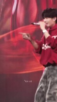 本想偷偷隐藏小肚腩，结果被镜头抓个正着，王赫野的心态直接迎来暴击