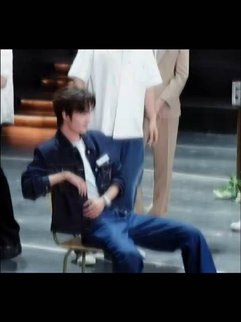曹以恒身形优越187大高个腿长宽肩窄腰