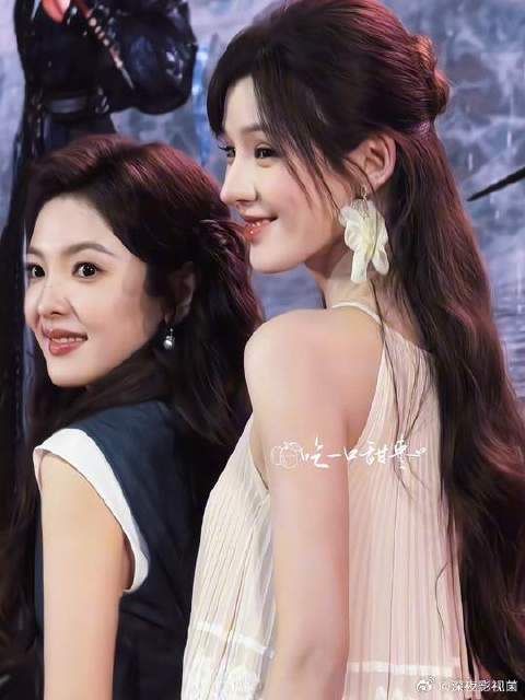 转头的这一下，两位美成神了