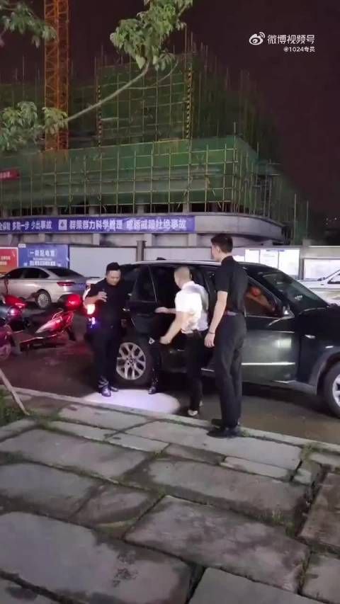 现场粉丝热情互动，气氛热烈