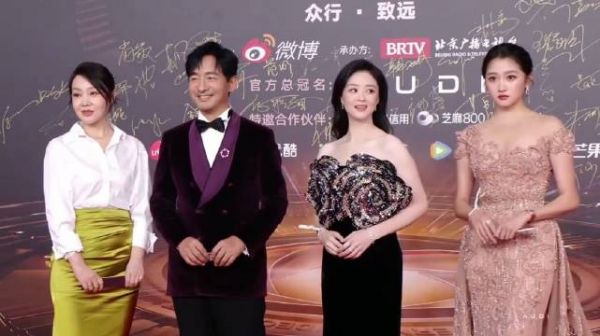 不愧是好婆媳！蒋欣红毯帮关晓彤整理裙摆，太贴心了！丨视界大会