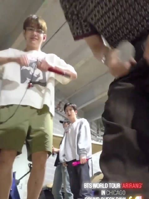 金泰亨kpop永一 从发现镜头到加入只需一秒☝好可爱啊ㅋㅋ