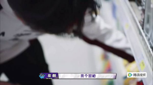 来个双枪就为了吓小女孩呗 我妹都无语了