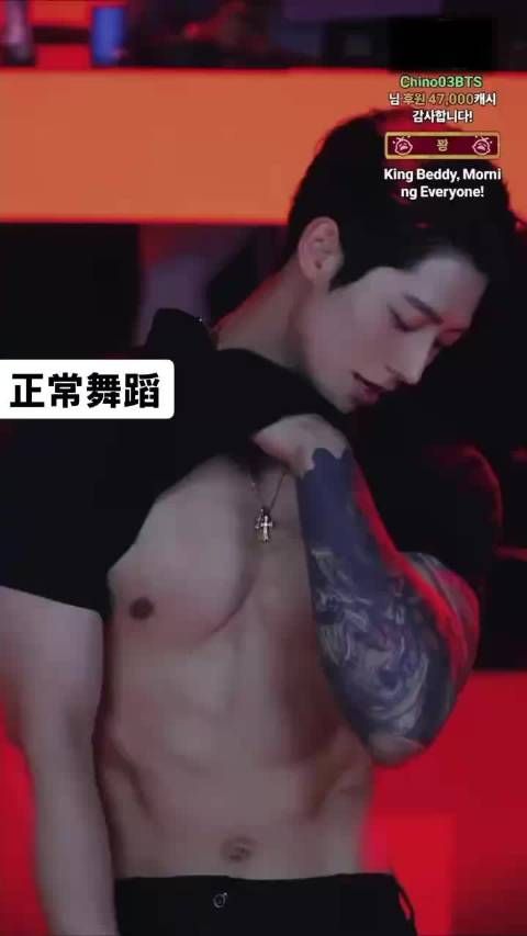 练习生展示自己的健身成果 看来教练很是满意啊！
