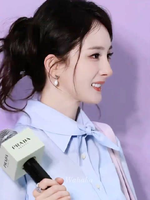 圆圆的眼睛，熟悉的月牙笑！刷到这个视频会眼前一亮，好漂亮的小幂！ cr