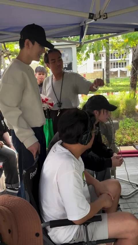 14扔伞跑掉、帕淋雨、krt打伞,噗噗用小风扇吹小肚