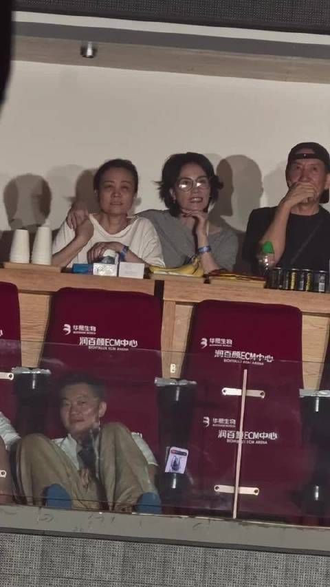 那英首场演唱会王菲助阵，复刻春晚级规格