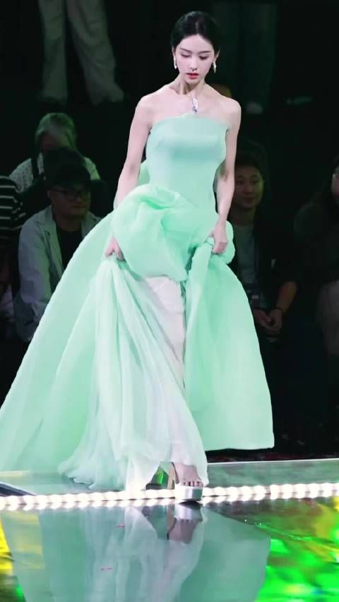 从来没想到这个颜色衣服能这么好看，陈都灵温润如玉具像化了