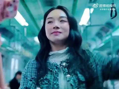 女孩不小心抓了一下地铁扶手，结果手上就粘满粘糊糊的老痰…诡异列车