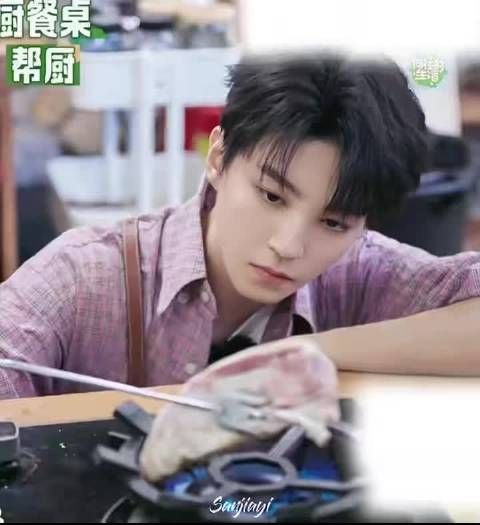 王俊凯手指好多创可贴，怕姜妍内疚说没划伤