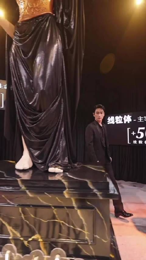 朱一龙雕塑展区黑西装低音炮，沉浸式演绎艺术剧场