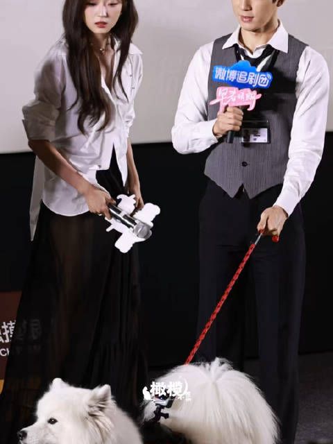 来看Luke、Flora和卢克一家三口同框…