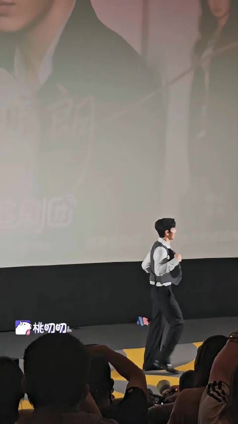 栾总脱衣好帅啊！但咋跳舞跳害羞了呢