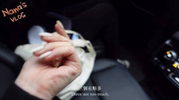 欧阳娜娜在车内给腿擦粉，这大长腿爱了爱了