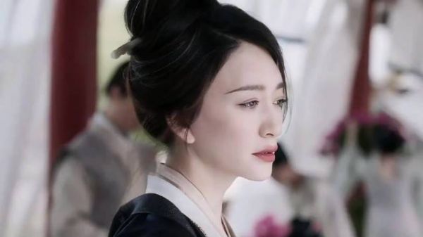 李小冉反问粉丝我是美女吗，自称性格比较好