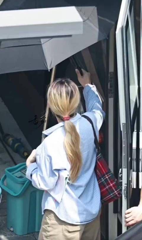鞠婧祎今日《万花世界》上班路透来了…