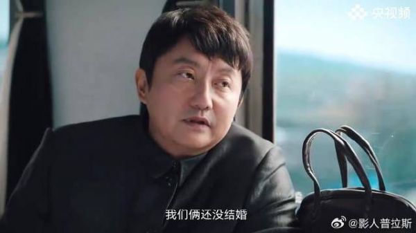 大叔跟未婚妻闹僵 在火车上喝酒买醉，老乘警暖心安慰