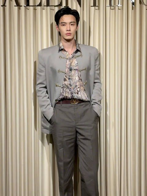 何与灰色系look亮相Valentino FW26预览活动，专访预告