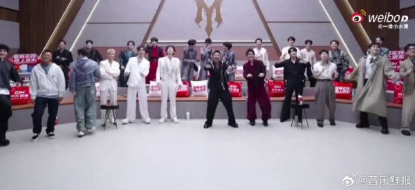 刘畊宏披哥舞台旁练引体向上，卷体能解锁隐藏KPI