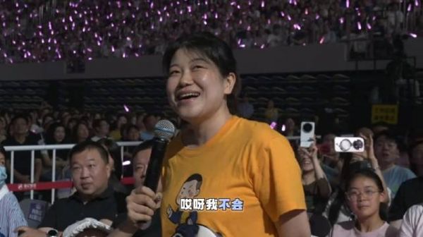 岳云鹏与粉丝互动“猜歌”环节 “我撒娇可Sao了！”岳岳亲自上演如何撒娇