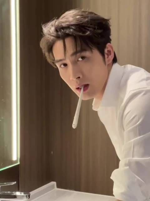 管健嘉晨声乐老师竟是张彬彬高中同学