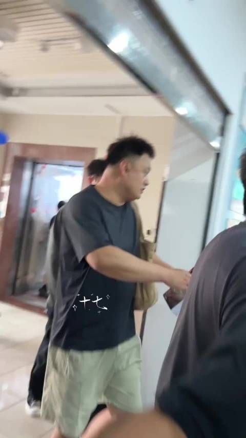 想变成小孩 求阿瑟抱抱
