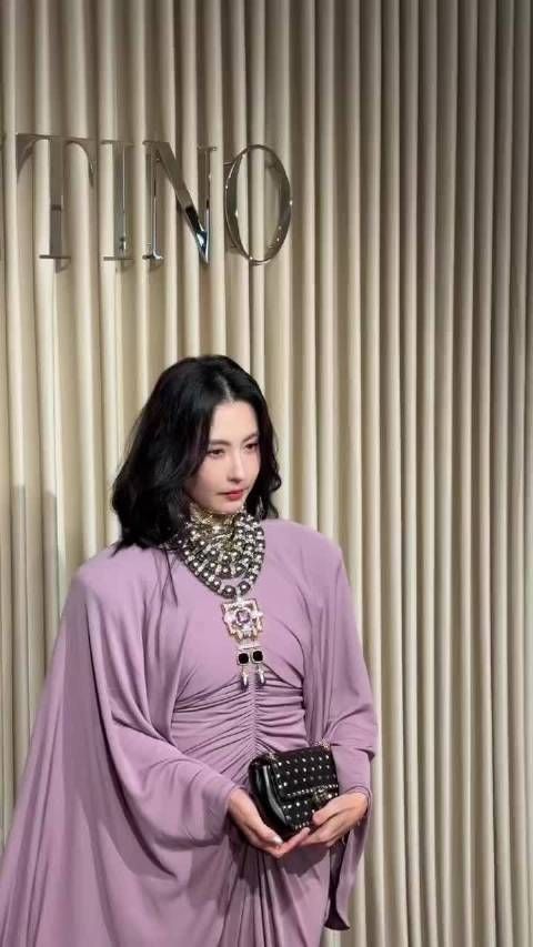 张柏芝亮相Valentino活动……这太美了….