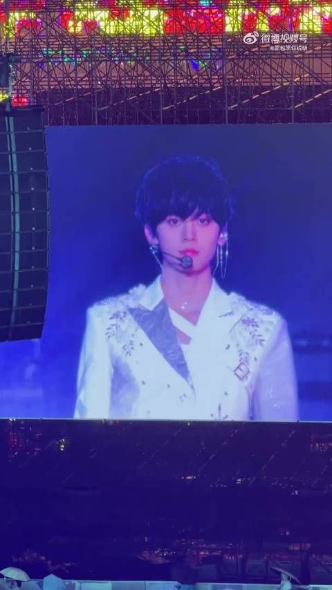 左航今天徐州演唱会开场大屏 撕漫男即视感，完全天神降临帅成啥了