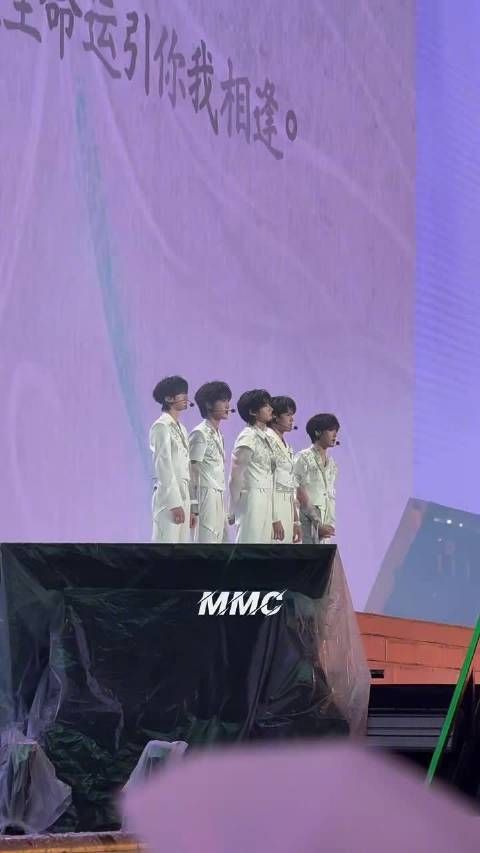 今晚演唱会的公益环节，时代峰峻及旗下艺人向灾区同胞捐款100万元