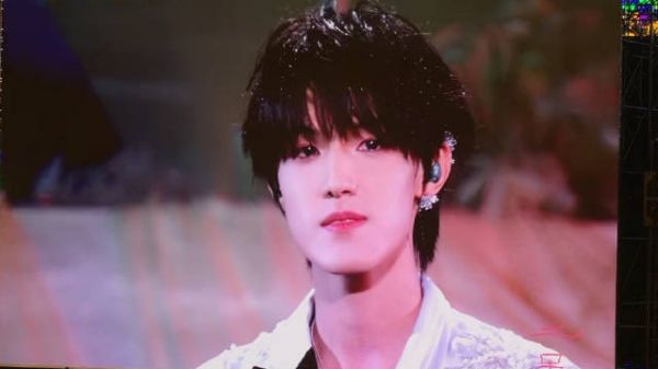 张泽禹TOP登陆少年徐州演唱会day3演唱《我+借过一下》solo舞台