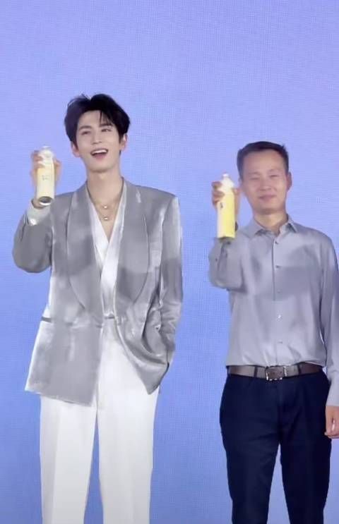 太细腻了！张凌赫很会喷！舞台之上，风度翩翩，凌赫颐莲发布会状态满分