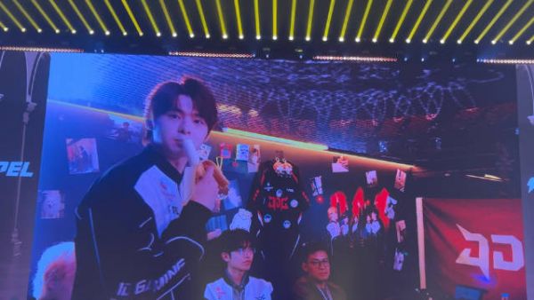 抓到一只超萌的小伞！@北京JDG-Paraboy ：谁在看我吃