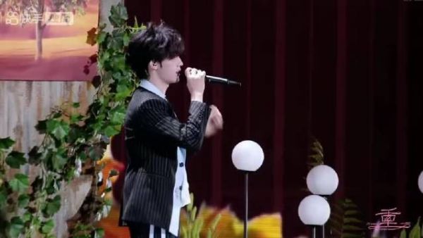 苏新皓摘左耳返清唱自作曲，红海中对粉丝说我爱你们