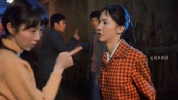 复古迪斯科斗舞变斗殴，两位女生一言不合动手