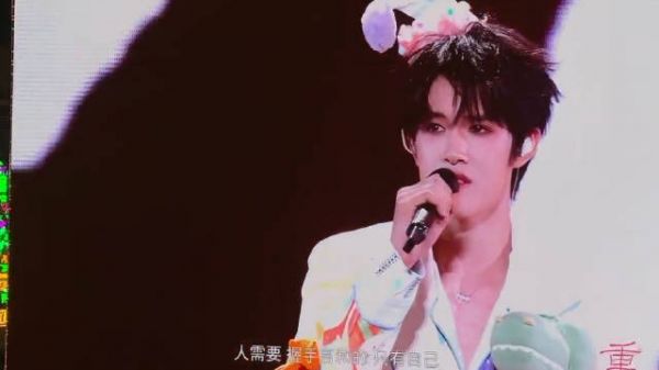 张极TOP演唱会day3演唱《今天有朵云爱我》solo舞台 好感人好好听！
