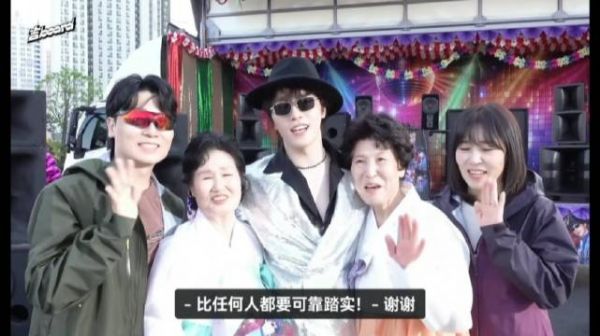 我们dino是在有爱的家庭的长大的孩子啊