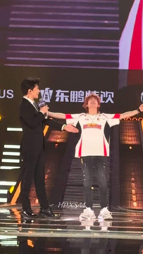 说归说闹归闹！别拿握手开玩笑啊！