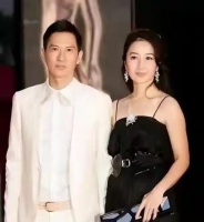 张家辉数亿身家全交给关咏荷打理，自己日常不太爱花钱，只戴千元手表