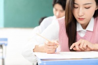 有老公的女人有这些默许行为，那是真动情了，你得主动避开点