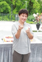 65岁香港女星甘心做绿叶，移居内地恋爱40多年不结婚，活得太通透