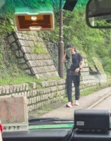 香港资深男星方中信近况曝光，一身黑衣郊区暴汗做运动，身材几十年不变