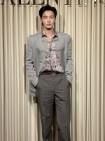 何与灰色系look亮相Valentino FW26预览活动，专访预告