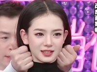小小的脸上全是漂亮的五官，妥妥的人间芭比 颜值 | 戚薇
