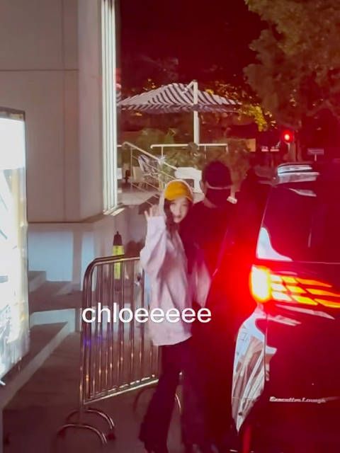 虞书欣签售会下班果然去快闪店打卡了！这一身也好好看！chloeeeee