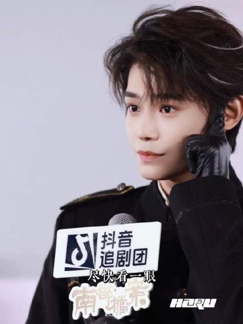 刹那间，眼底泛起潮意