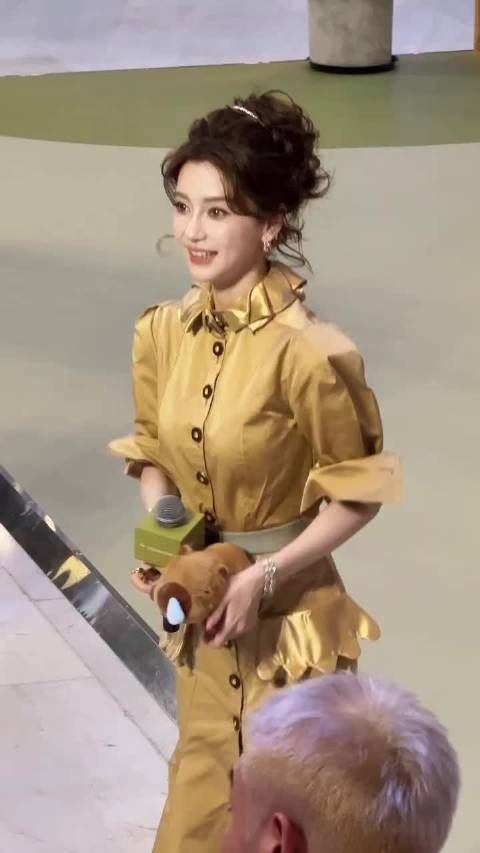 Angelababy夏日星动饭撒排名第一，线下温柔回应粉丝