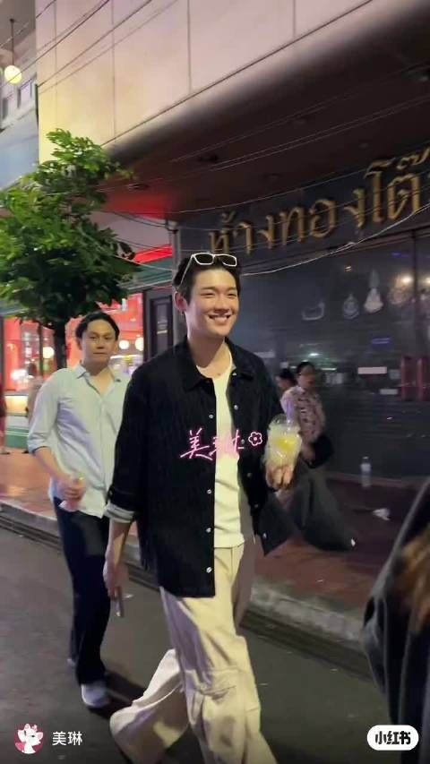 别在外面吐信子，留着功夫回酒店舔西瓜汁