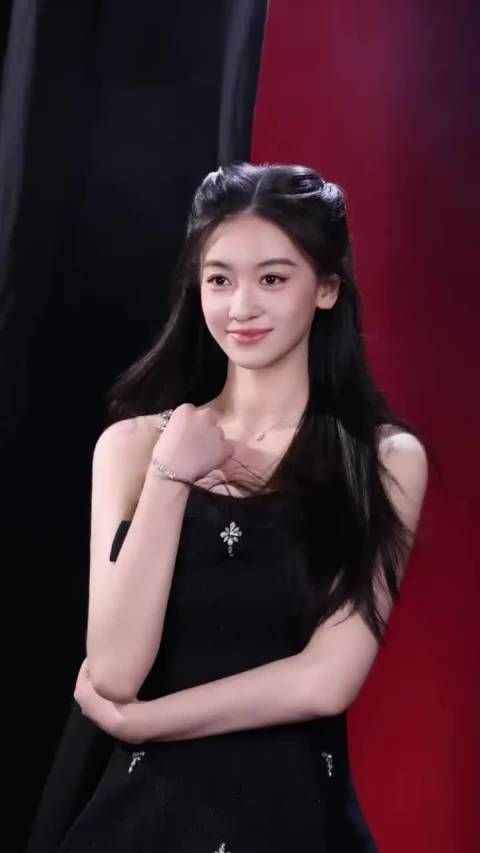 杨幂新签的00后小花神似吴谨言，这位小花她怎么样？
