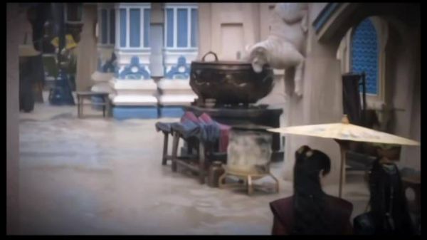 任嘉伦灵动眼神演绎缠绵爱意，雨伞倾向女方